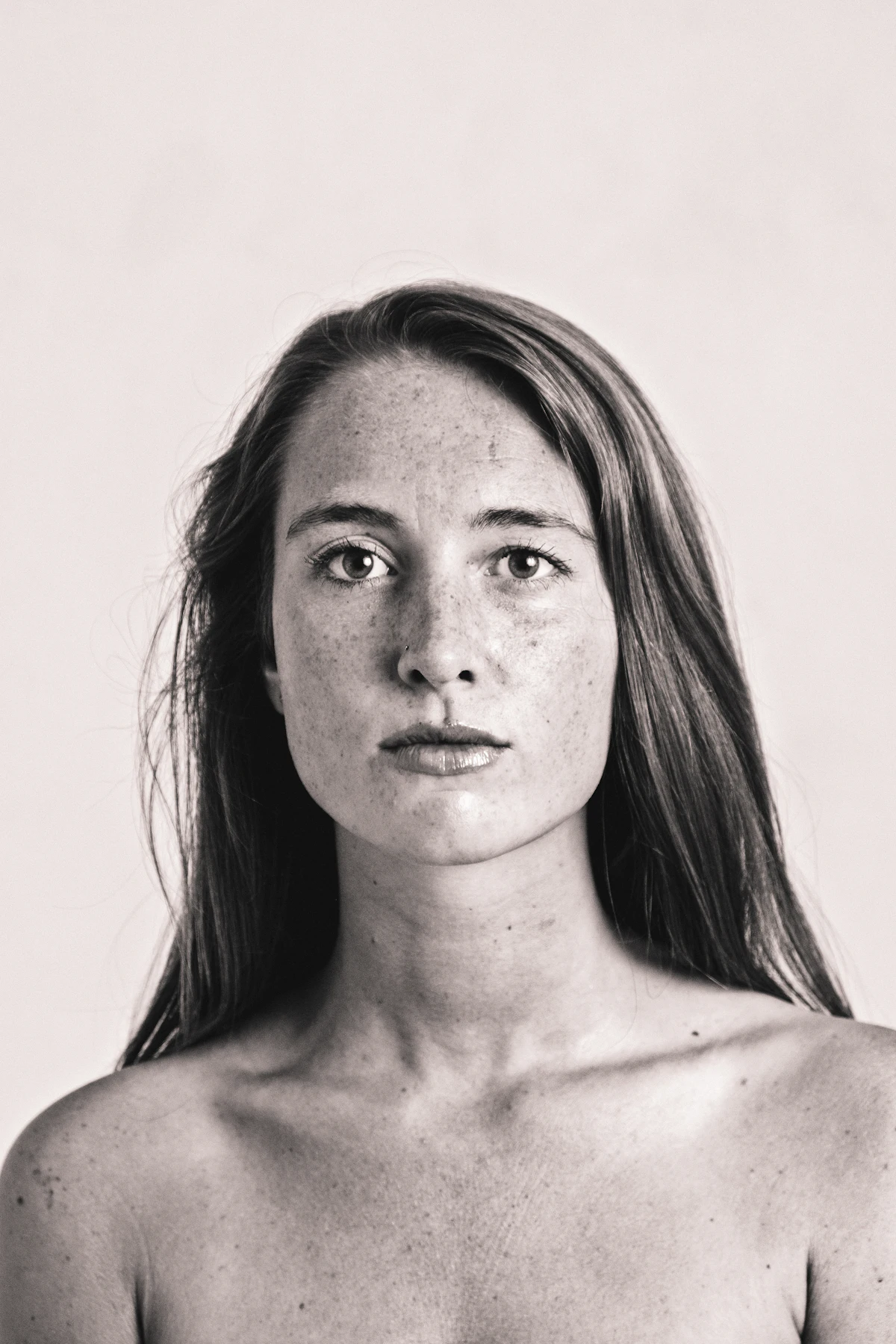 Retrato de uma mulher de cabelos longos, com expressão tranquila